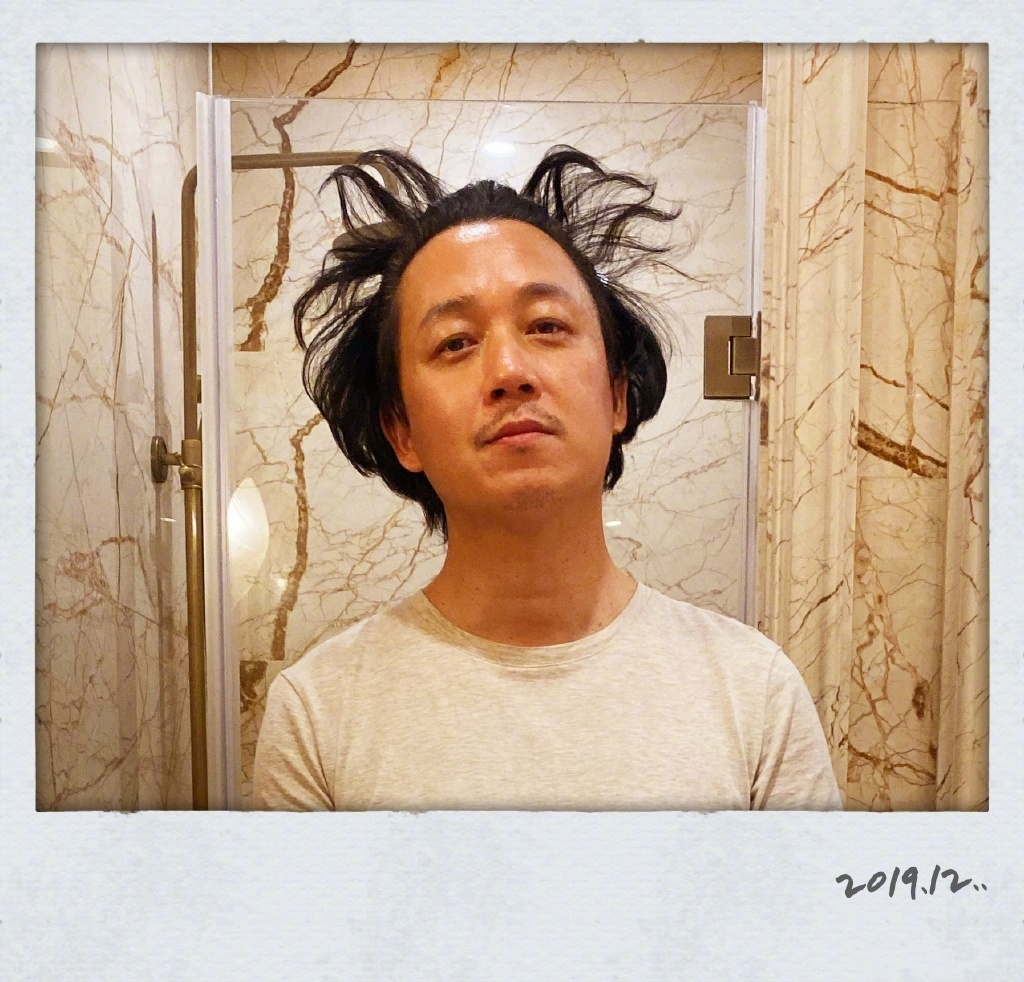 尹姝贻潘粤明外出牵手被拍，潘粤明的造型年轻