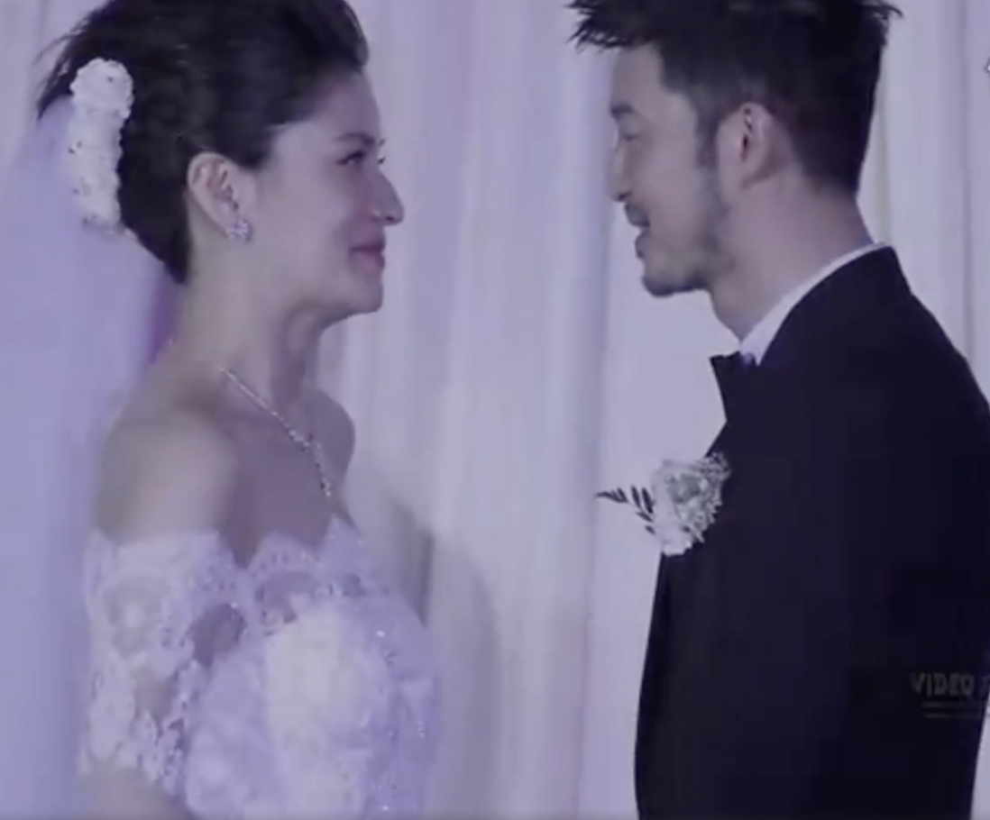 沙溢曬證件照慶祝結婚十週年，曾在婚禮現場穿婚紗熱舞太經典