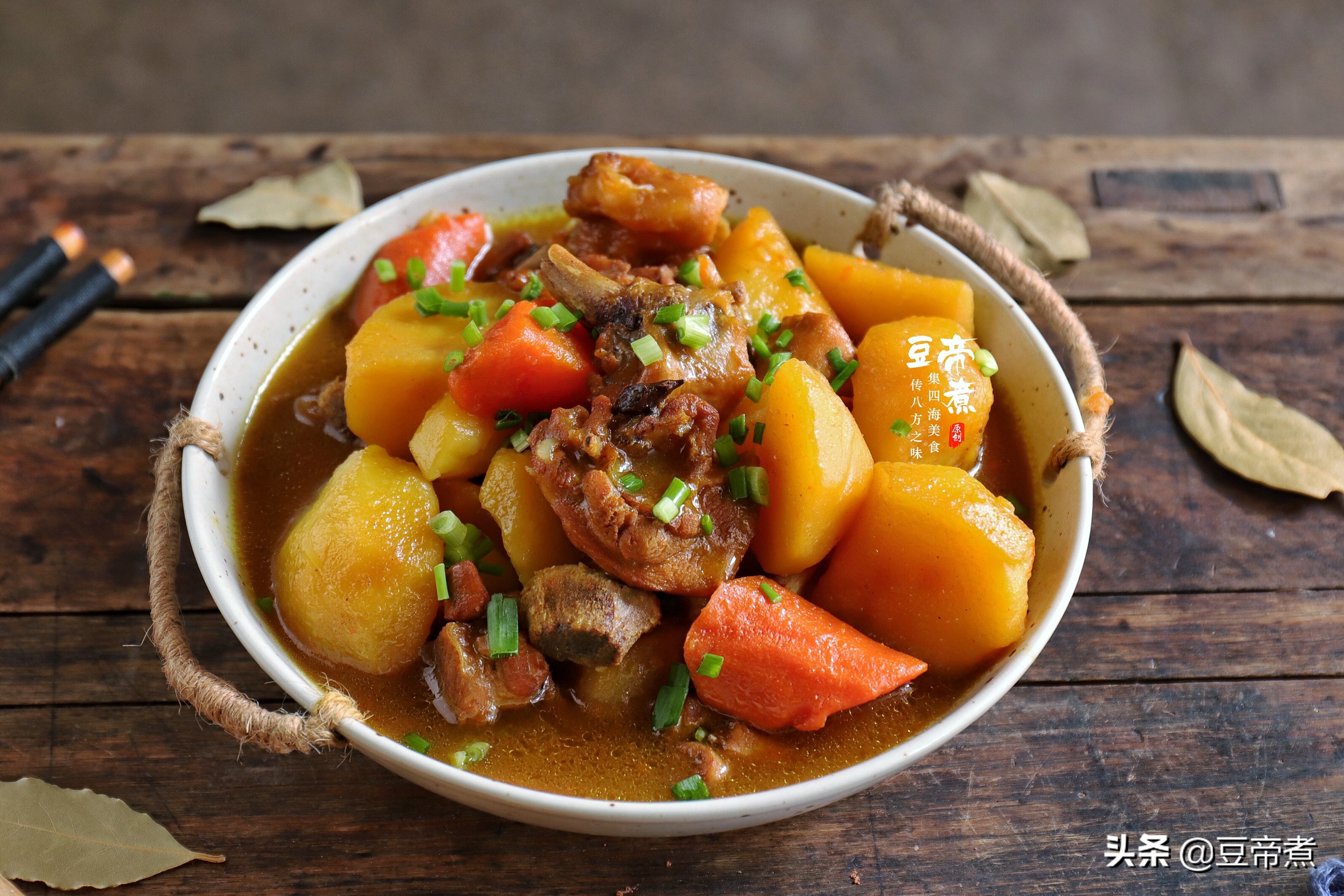 老妈说油炸鸡腿上火还易胖，不如和土豆一起炖，盖饭饭香