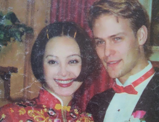 宁静混血儿子罕见现身，独居国外房间杂乱没人