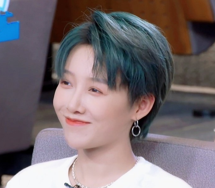 《青你2》学员染发，刘雨昕青色酷帅，我却被谢