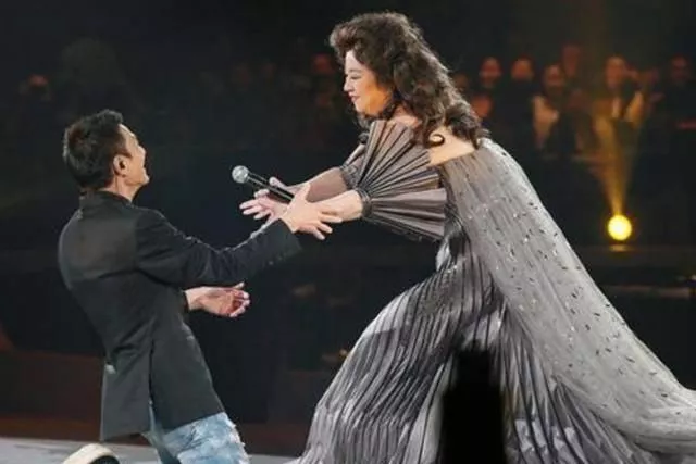 宁愿离婚也不愿改国籍，春晚曾为她破例，现7