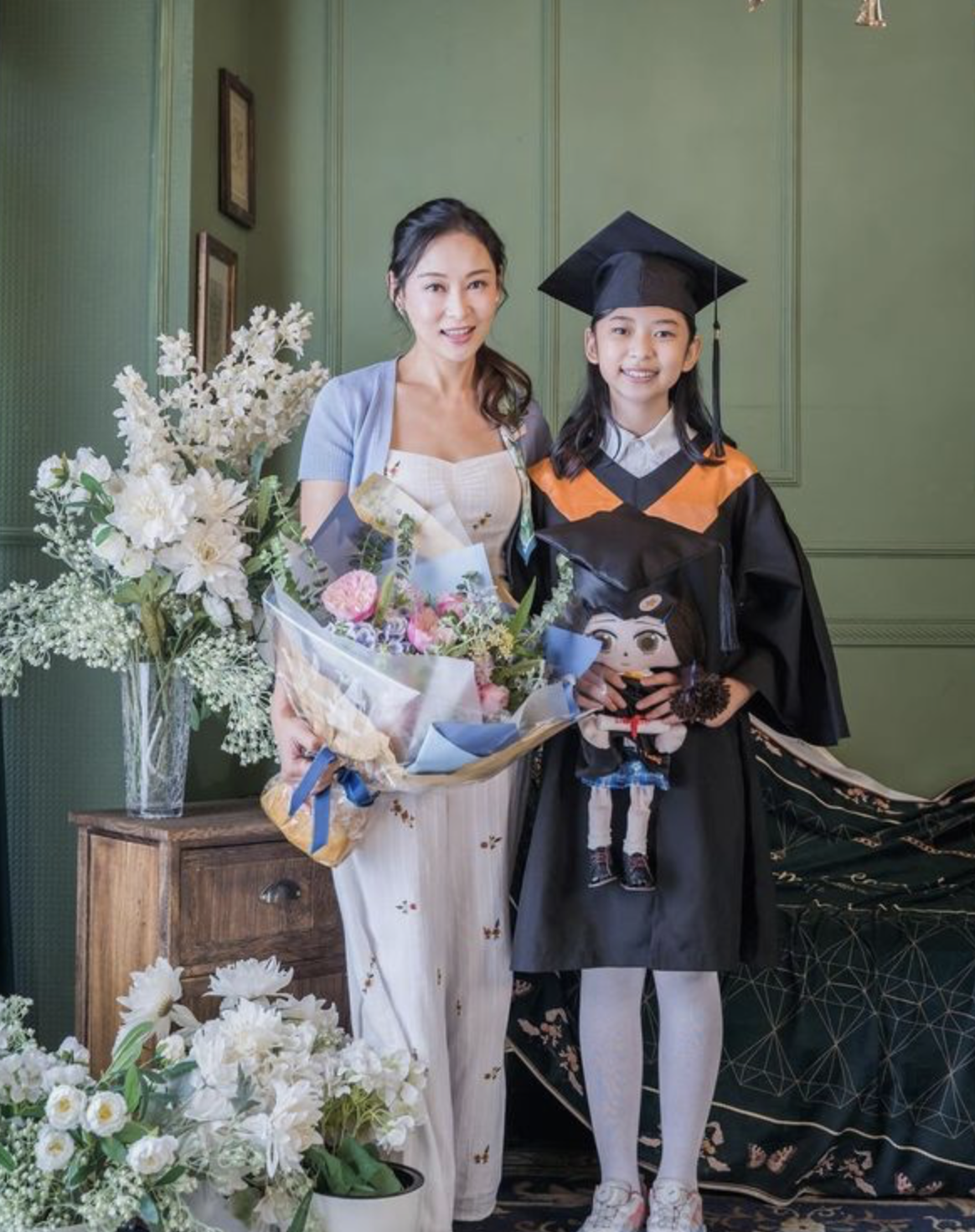 杨怡姐姐晒全家福庆祝女儿毕业，俩继女罕见出镜，一家人感情融洽