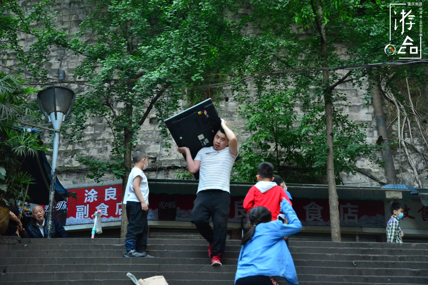 重庆渝中的”城中村“：龙蛇混杂的菜园坝，摩的和算命人纠缠不清