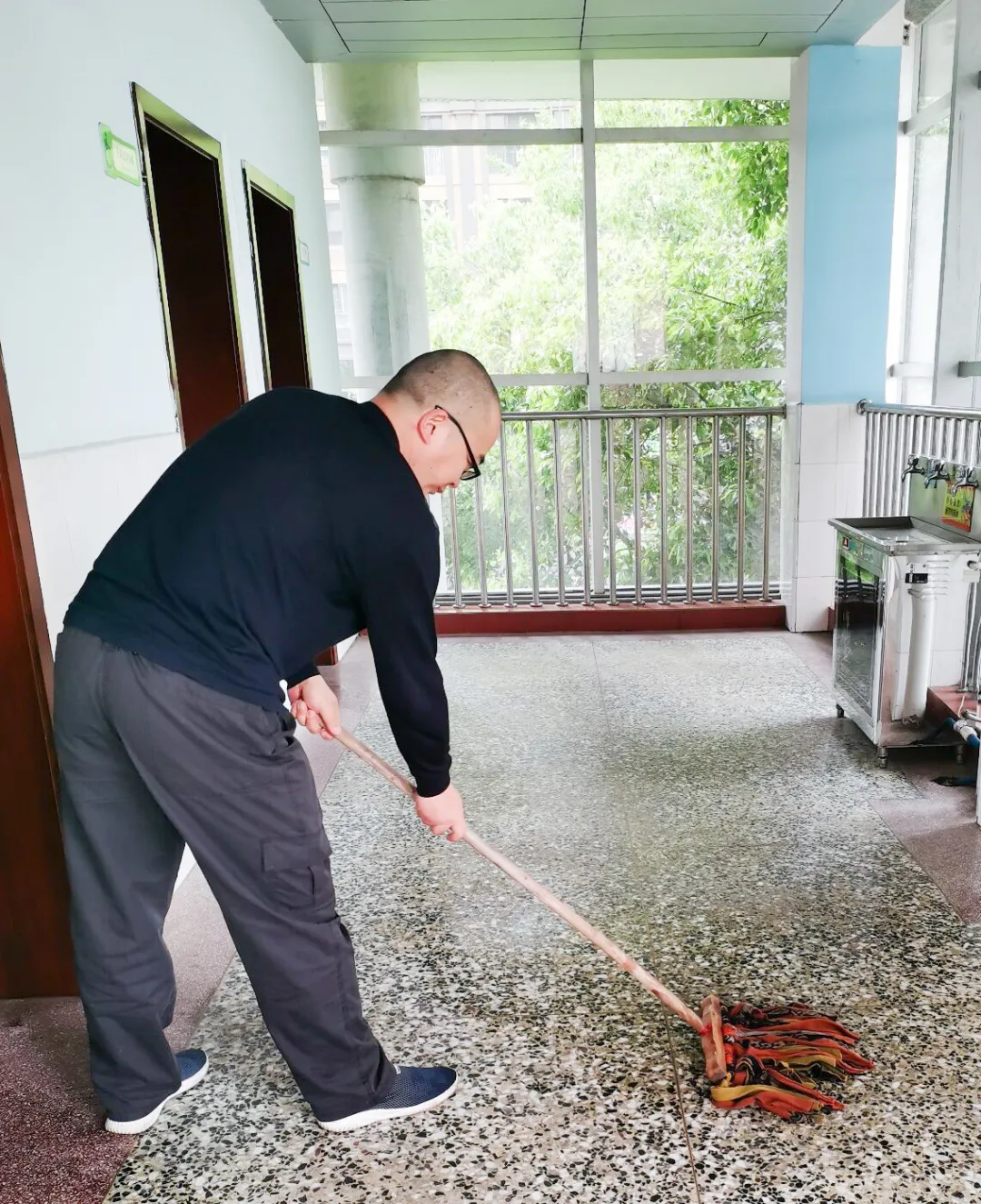 成都市双流区特殊教育学校开展爱国卫生运动