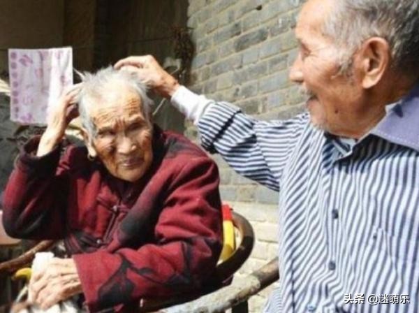 抗战老兵瞒着母亲参军，再见时，他86岁母亲106岁，场面感天动地