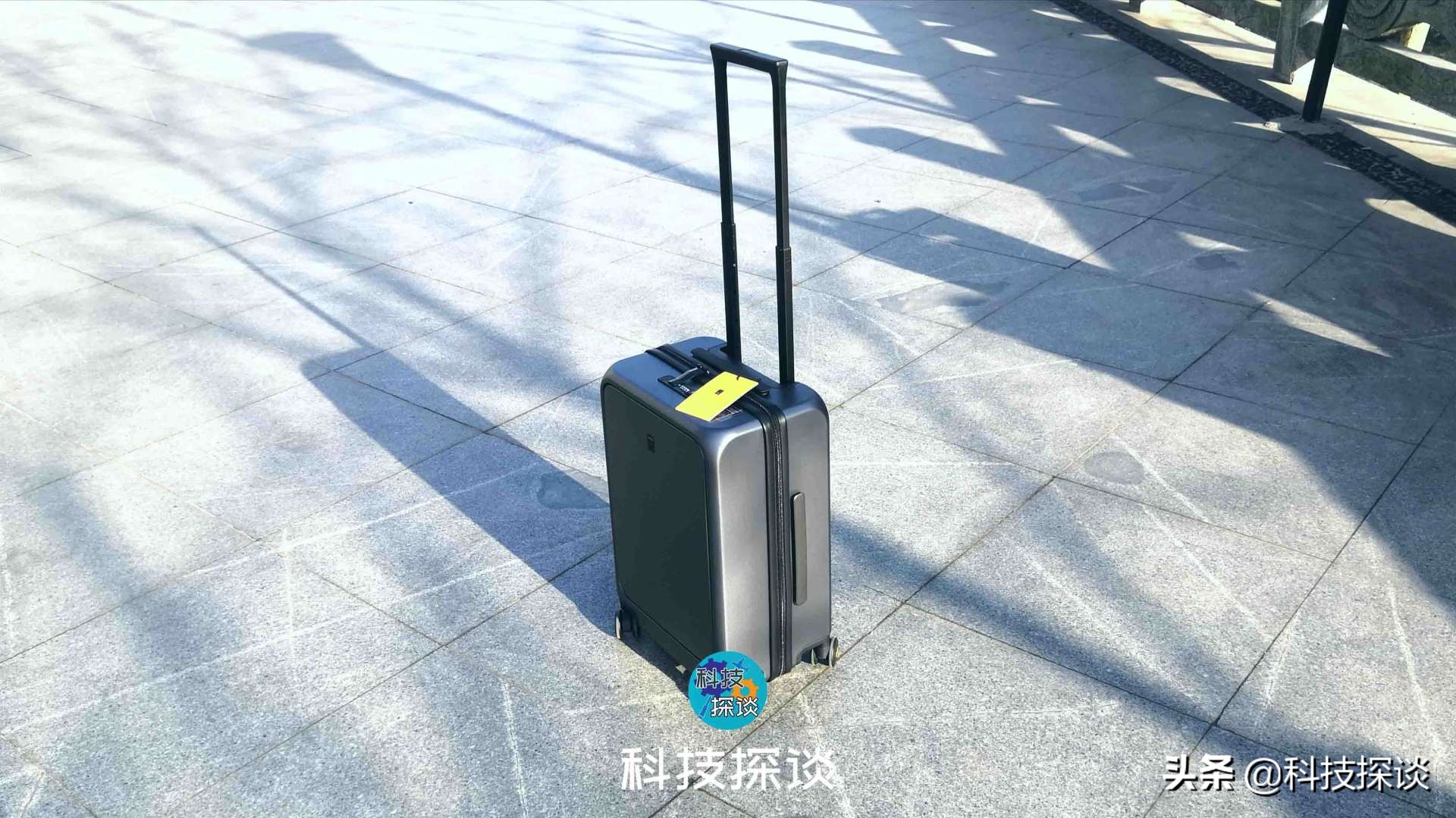 国货把背包的便捷性带进行李箱，让笔记本轻松放置，手机快捷充电