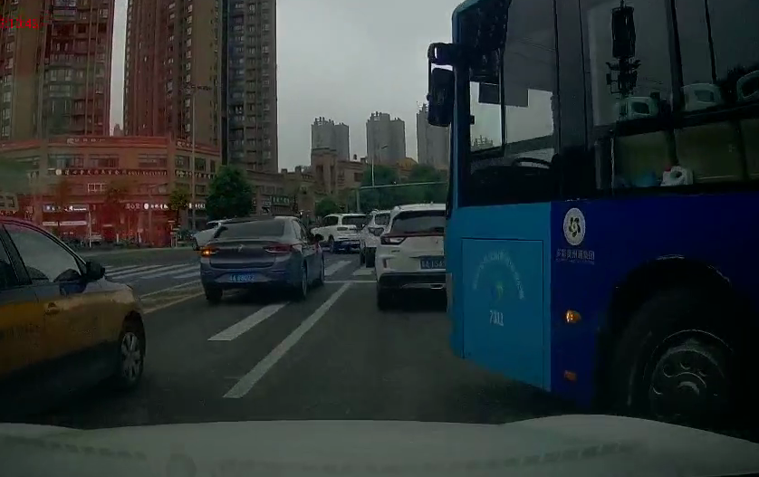 贵阳一驾驶员与公交师傅发生矛盾，原因是...