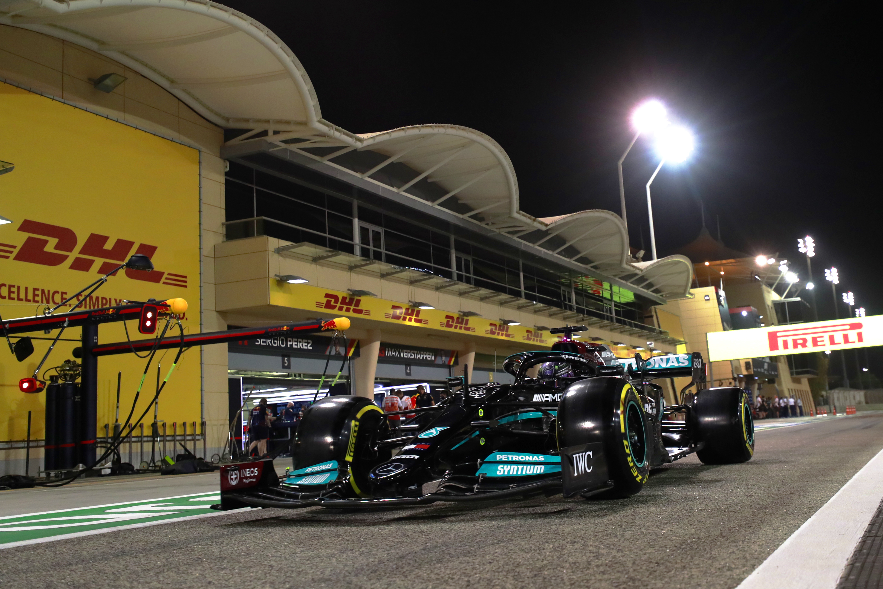 F1巴林站：汉密尔顿险胜维斯塔潘 奔驰F1终于寻到