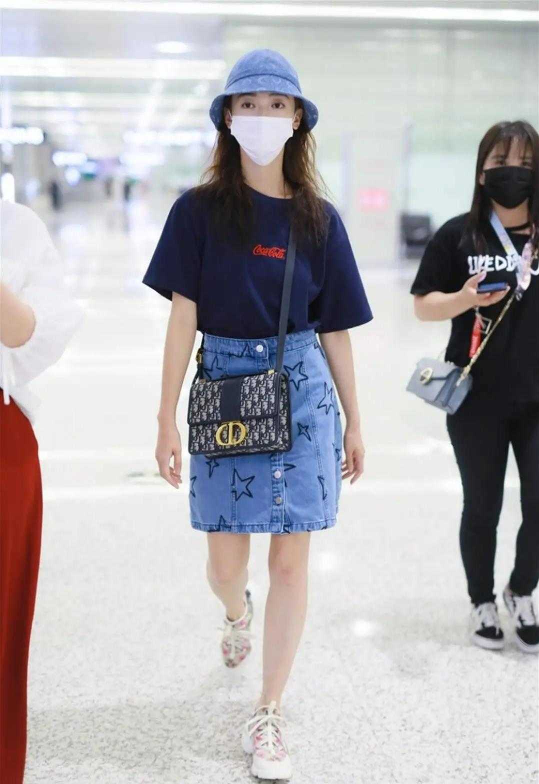 50岁钟丽缇又作妖了，穿卫衣配少女裙好减龄，比女儿还洋气