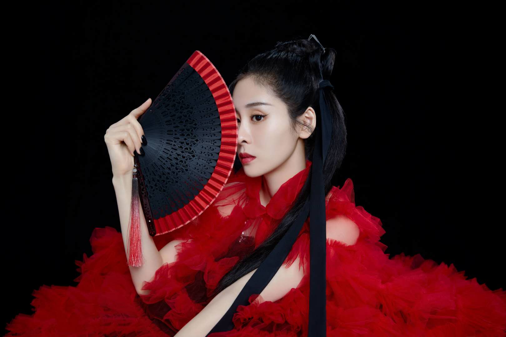 女明星红衣侠女照：张碧晨刘亦菲冷艳，杨幂温