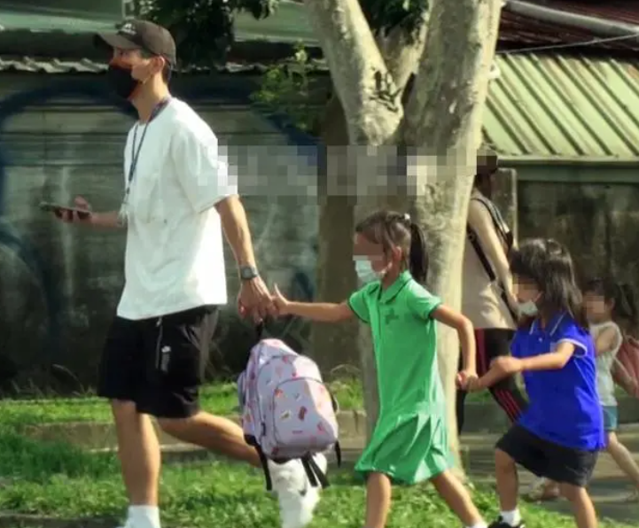 賈靜雯一家過萬聖節，倆女兒扮鬼臉太可愛，修傑楷用力呲牙很滑稽