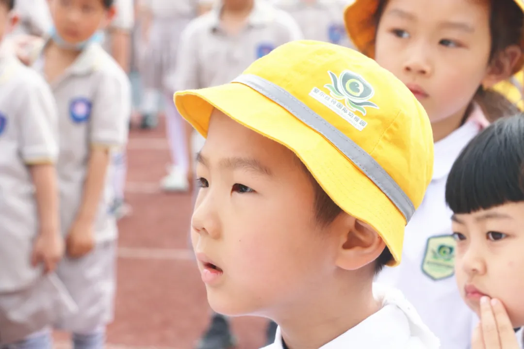 「百花快讯」看!双流区实验小学外国语学校校园惊现小黄帽