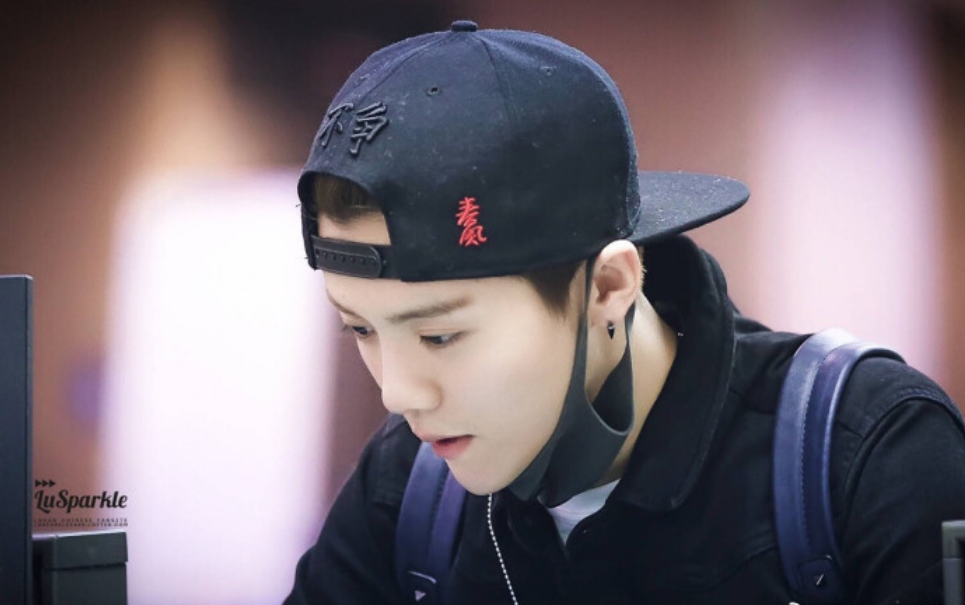 鹿晗快把衣服穿好，为宣传新专真是豁出去了，