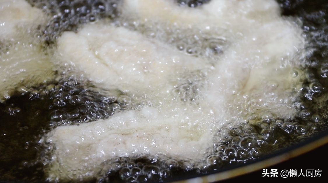 五花肉裹上澱粉糊，加一碗料汁炒，太下飯了，外皮想要更脆有竅門