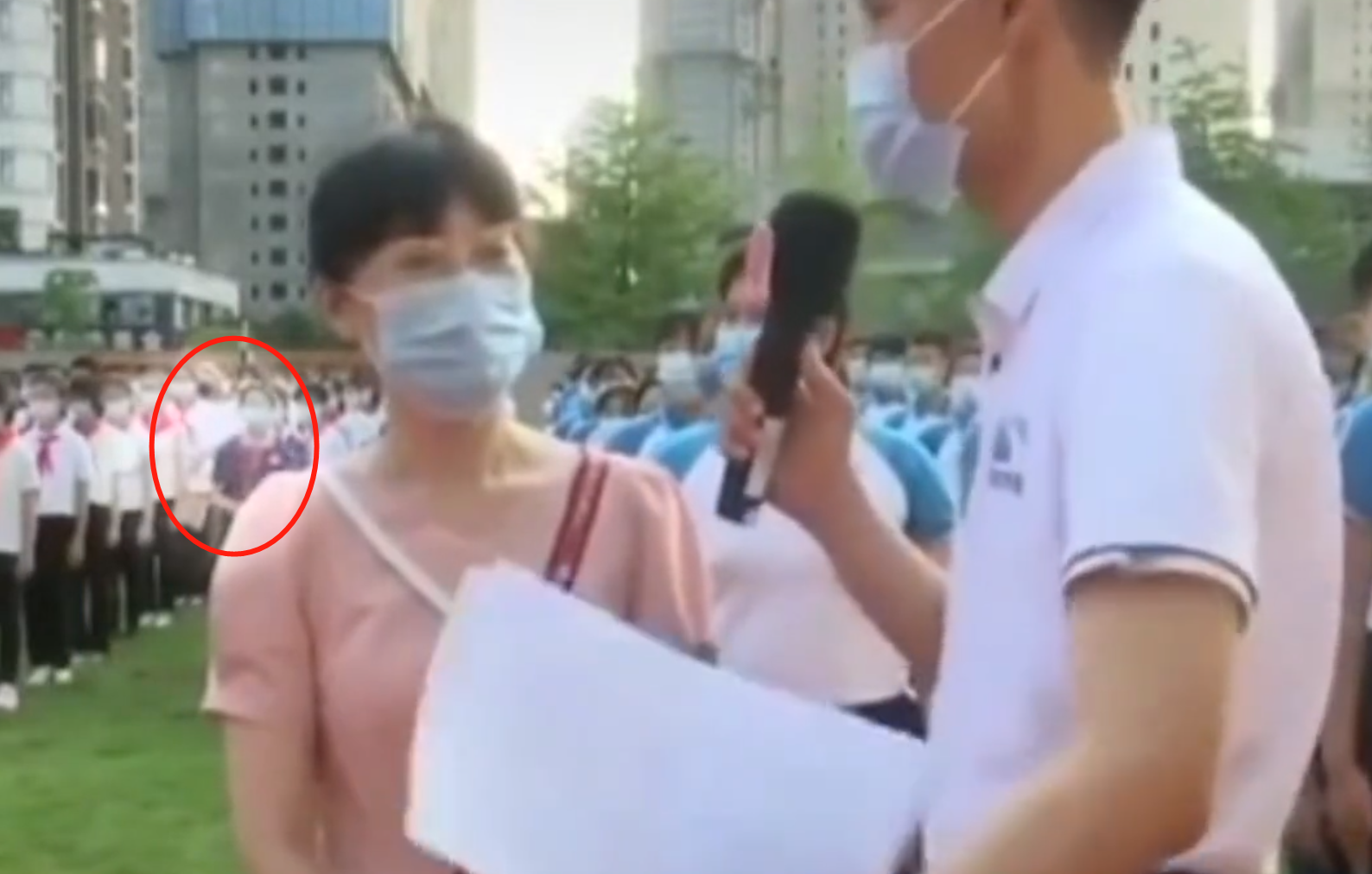 开学典礼学生昏厥无人搀扶，直播相机记录全程，武汉教育局回应