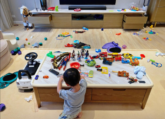 胡杏儿老公晒仨儿子时隔三个月团聚，奕霆奕霖争相亲吻弟弟超有爱