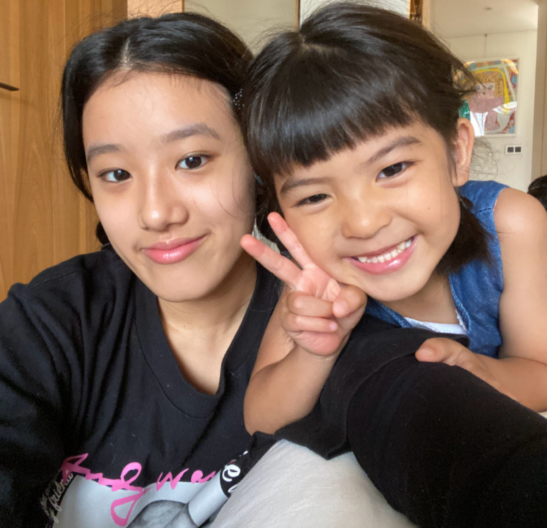 咘咘姊妹在家玩嗨了，姐姐直视镜头搞怪，4岁波妞放飞自我