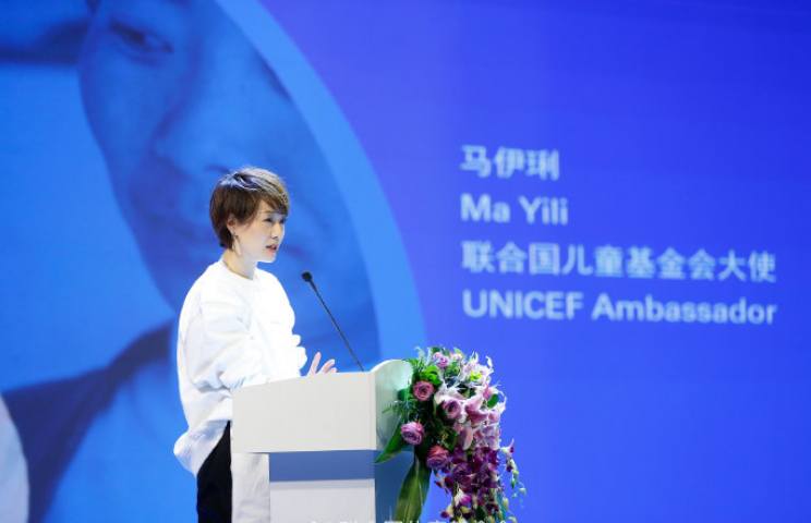 马伊琍红毯造型翻车？碎花裙像裹床单，44岁气质秒杀同台女主持