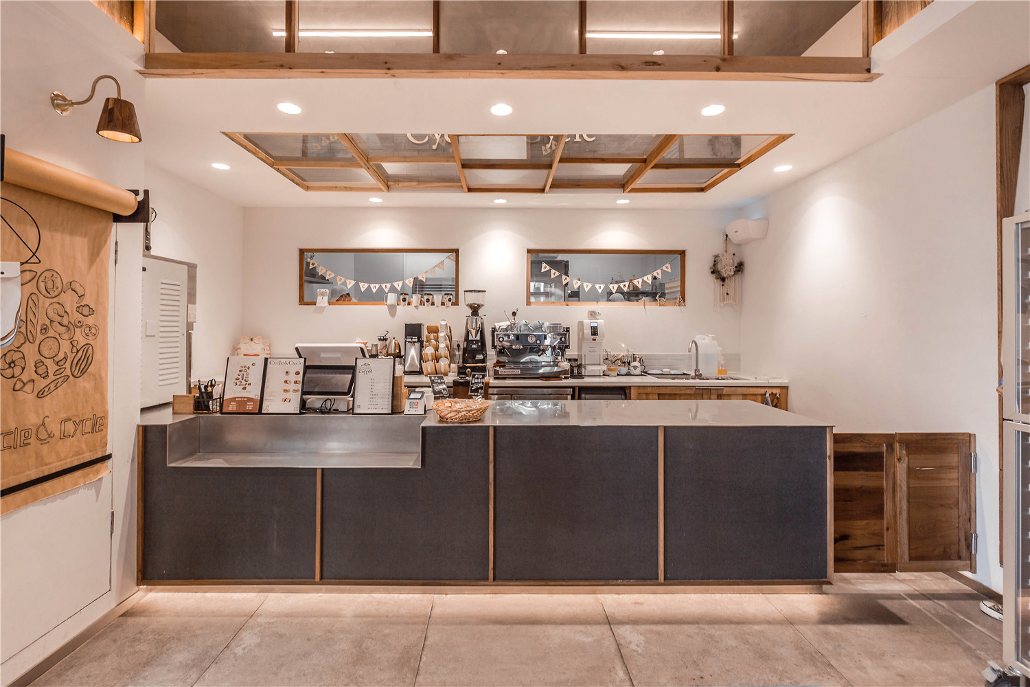 合肥面包店装修 温暖的日系面包店 在暖调里感受奶油面包的香味