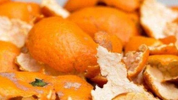 女人睡前把橘子皮貼在肚臍上，3件好事或許會不請自來，不妨一看