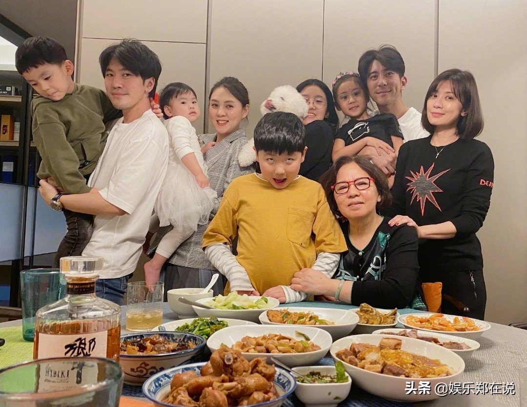 賈靜雯女兒坐“轎子”，咘咘戴眼鏡文質彬彬，Bo妞換牙憨態可掬