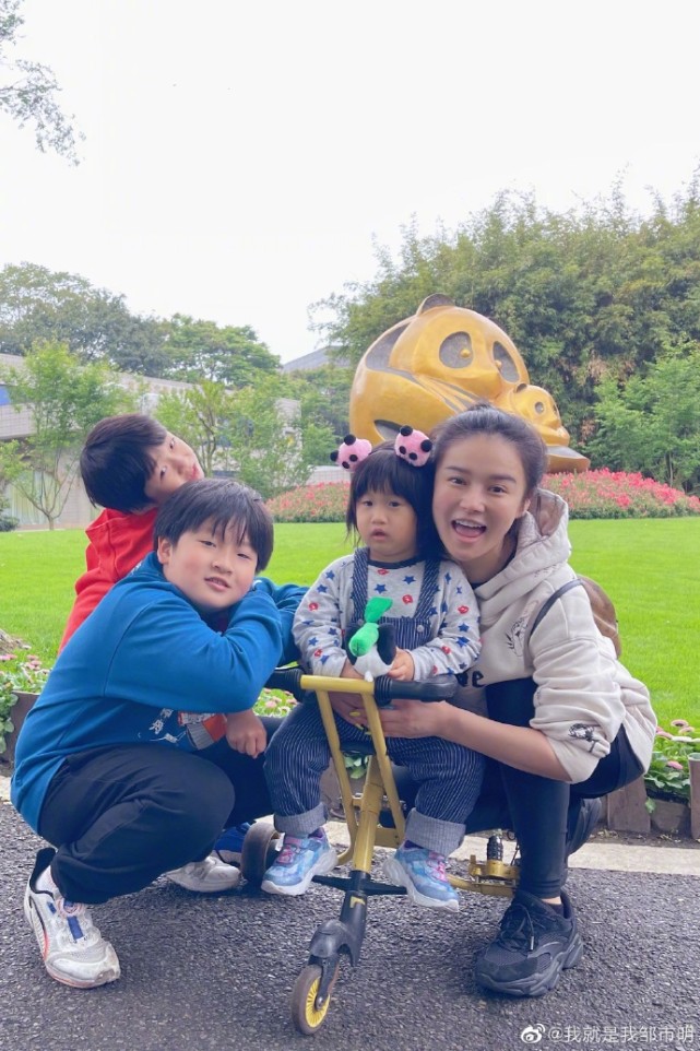 鄒市明全家遊成都，冉瑩穎罕展素顏，與妝後美艷模樣判若兩人