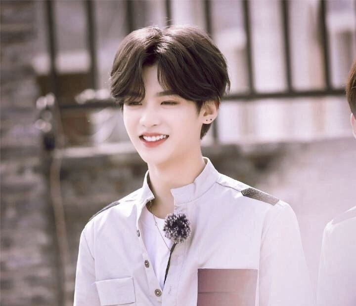 黄明昊凭什么年少成名？15岁到16岁，就经历两次