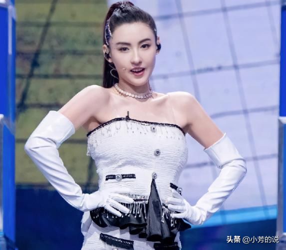 张柏芝去幼儿园看孩子，双膝跪地有耐心，妆容是对孩子最大的尊重