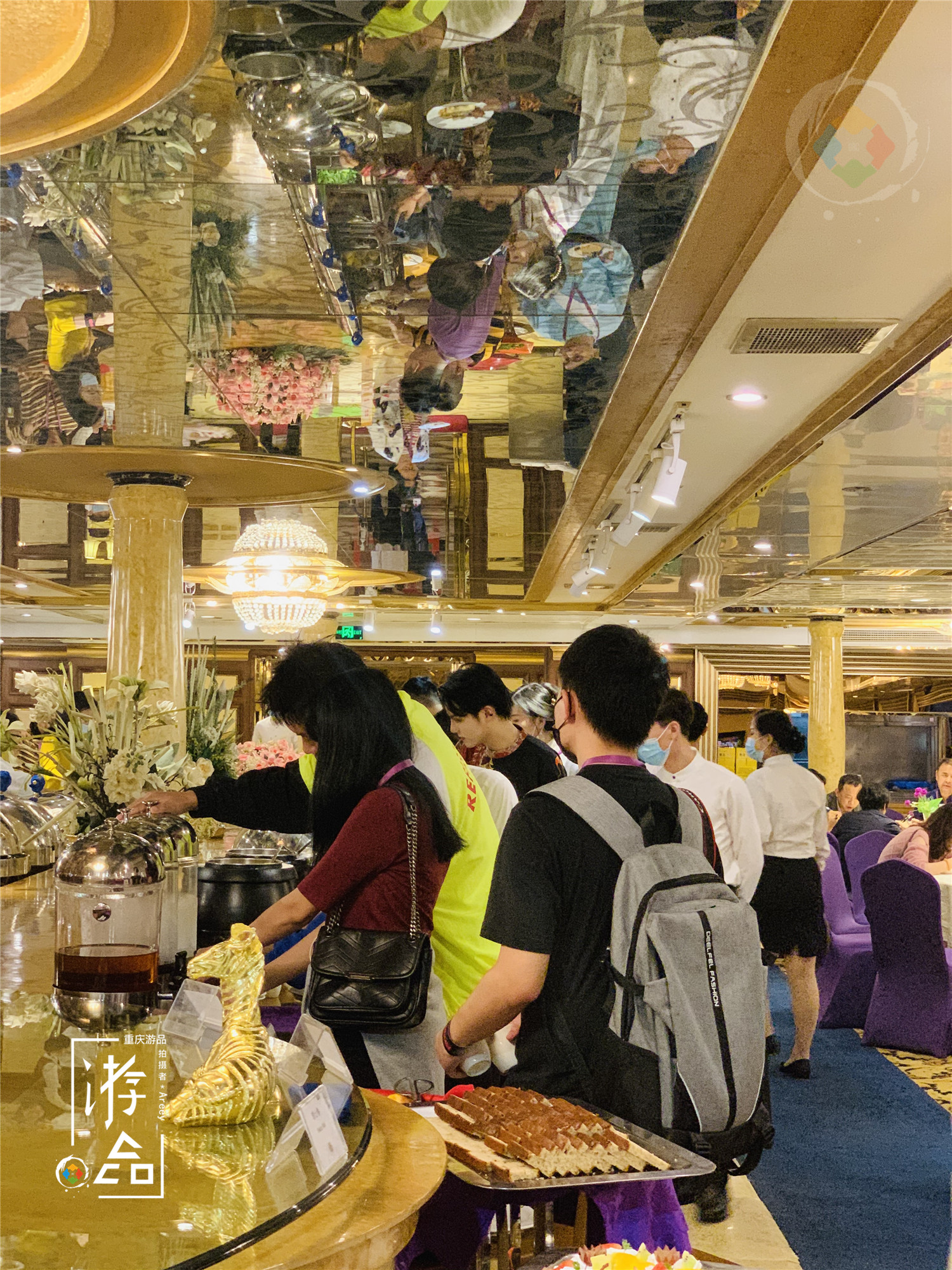 重庆黄金游轮有多豪华？内部一片金碧辉煌，高级自助餐随便吃