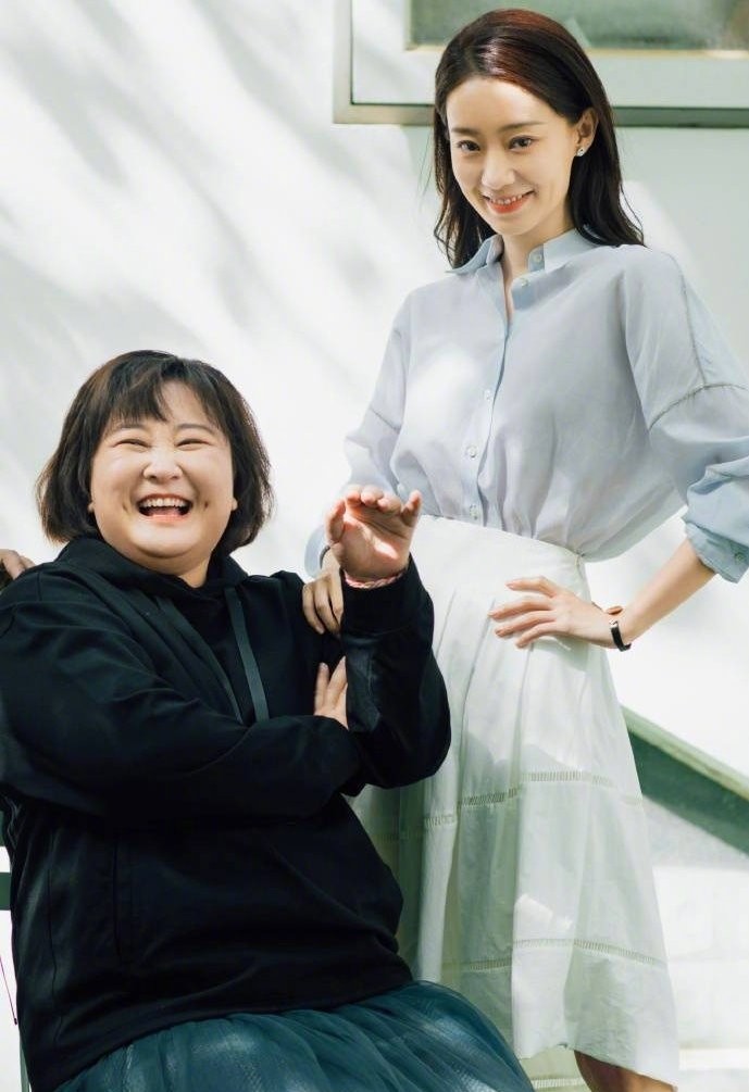 张小斐为贾玲庆生，称其是重情义的姐姐，不久前还帮她回老家扫墓