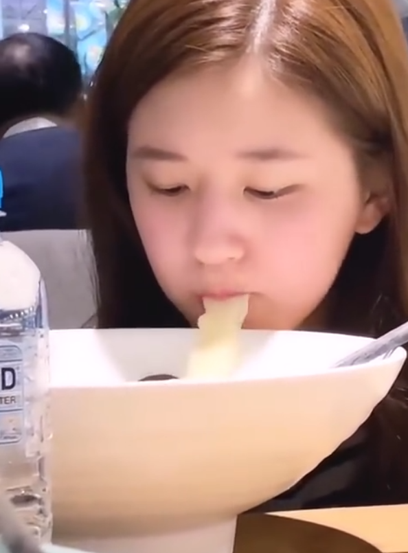 赵露思自称只吃一根宽面，当看清她碗的大小后，真当我傻啊？
