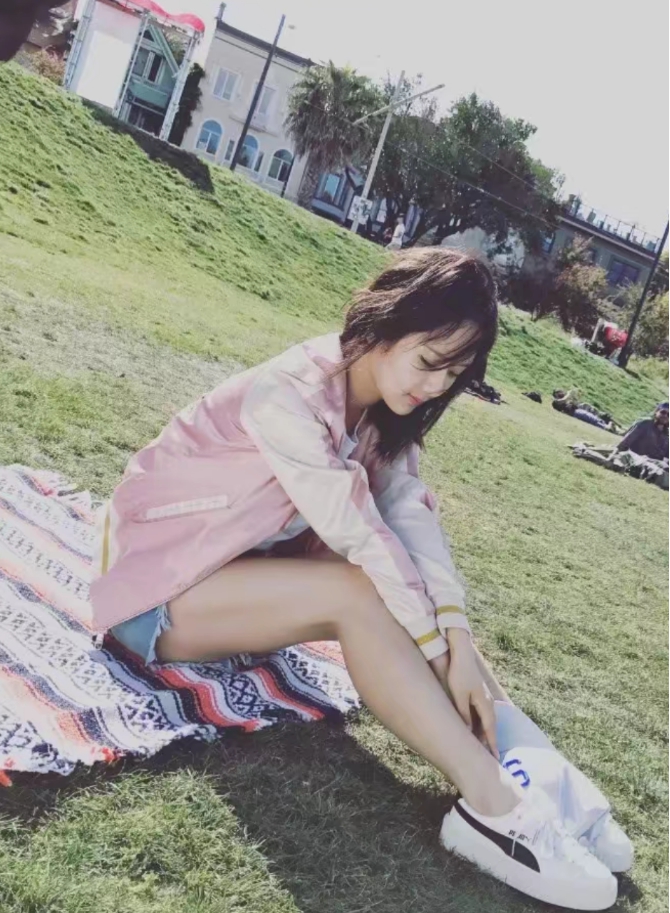 杨紫终于逆袭成功！减肥后穿10厘米短裤，秀出超模腿看着不真实