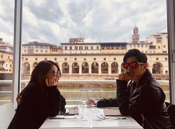 周杰倫攜妻兒參加生日趴，昆凌抱著三歲羅密歐拍照，媽媽力爆棚