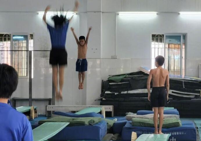 全红婵刚进校不懂4x8，同学小声告诉她！老师：考分不影响她绽放