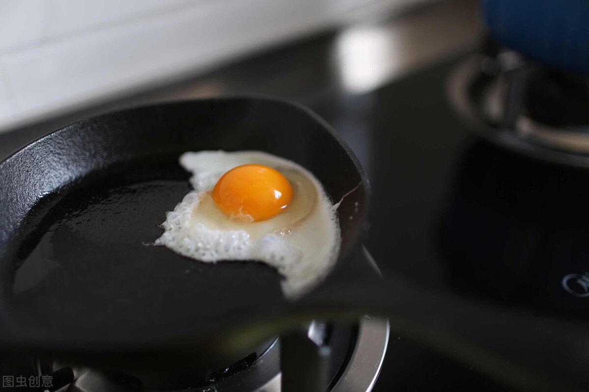 新鐵鍋千萬別直接用，教你正確的開鍋方法，不粘鍋不生鏽，特實用
