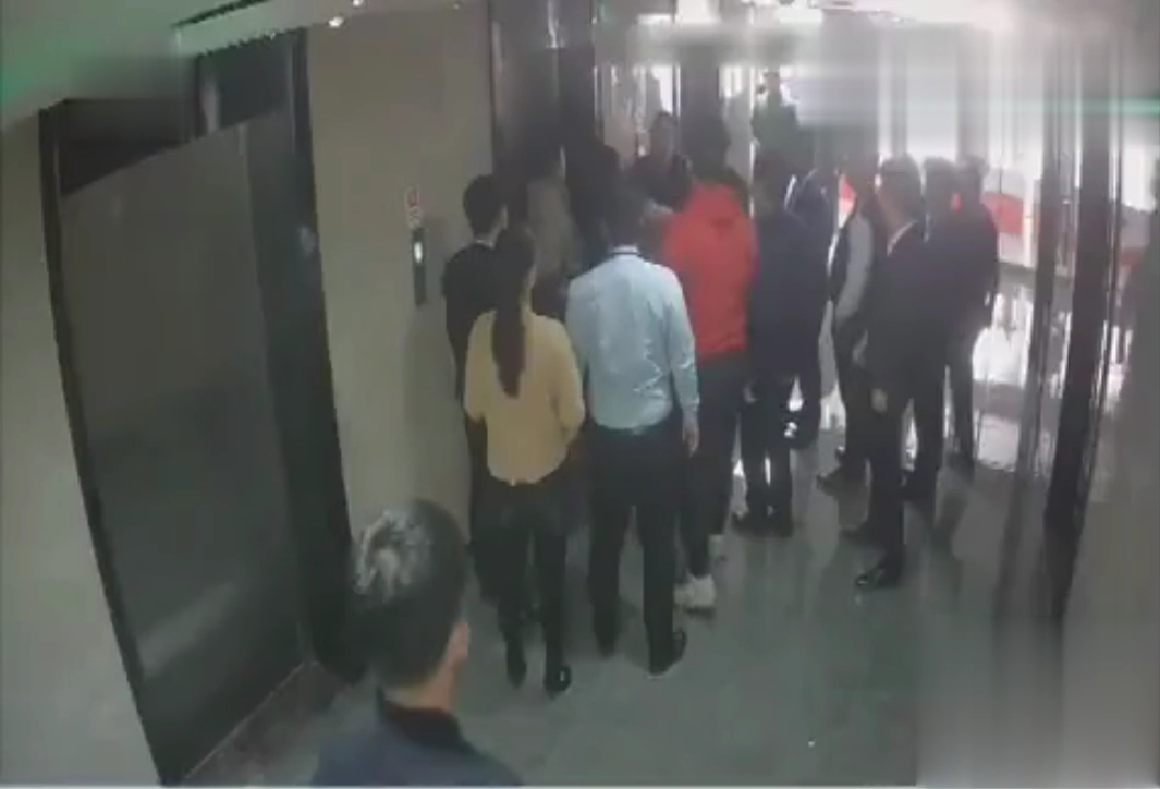 男子找中介买二手房，最后被8人包围殴打，老板：没钱就别买房