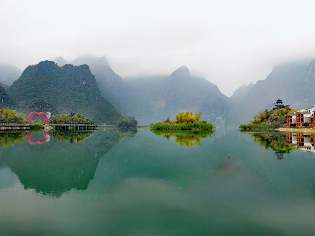 天阴不掩山水美(3)深山翡翠浩坤湖