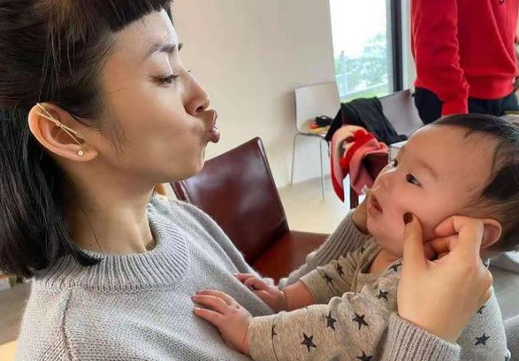 賈靜雯夫婦和林依晨過情人節，林依晨近照變化大，她老公罕見現身