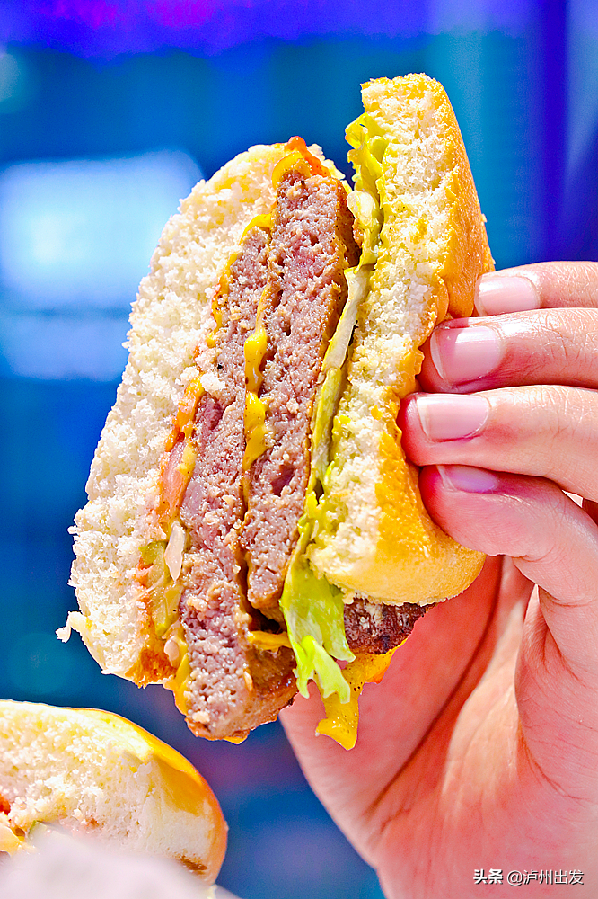 Can pull silk, can shed juice! Lu city Jing shows Aoteman thematic hamburger inn! Adjoining child is greedy cried