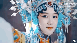 陆毅女儿再以京剧扮相出镜，贝儿造型超亮眼，举手投足尽显专业范