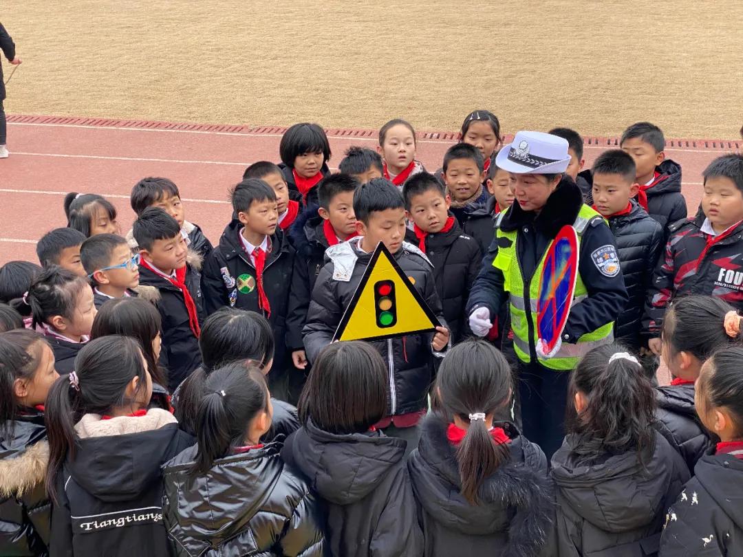 全民参与宣传 共建和谐家园——邯郸市交巡警各大队积极开展交通安全主题宣传活动