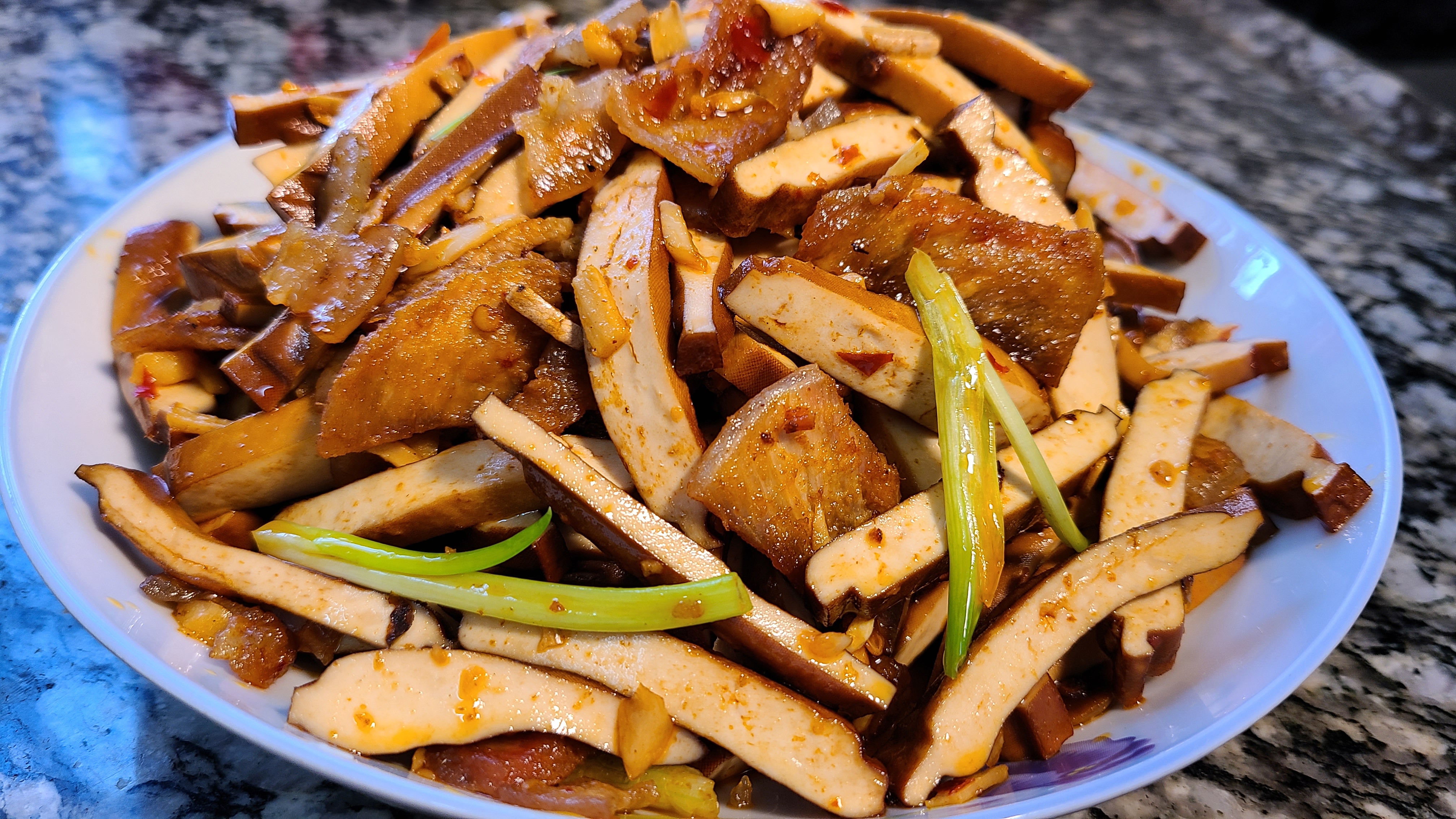 炒香干，又香又下饭的家常菜，简单好吃，成本才20块