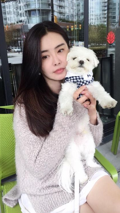 力破整容传闻，王祖贤晒近照被赞皮肤光滑白皙，53岁美貌如昔