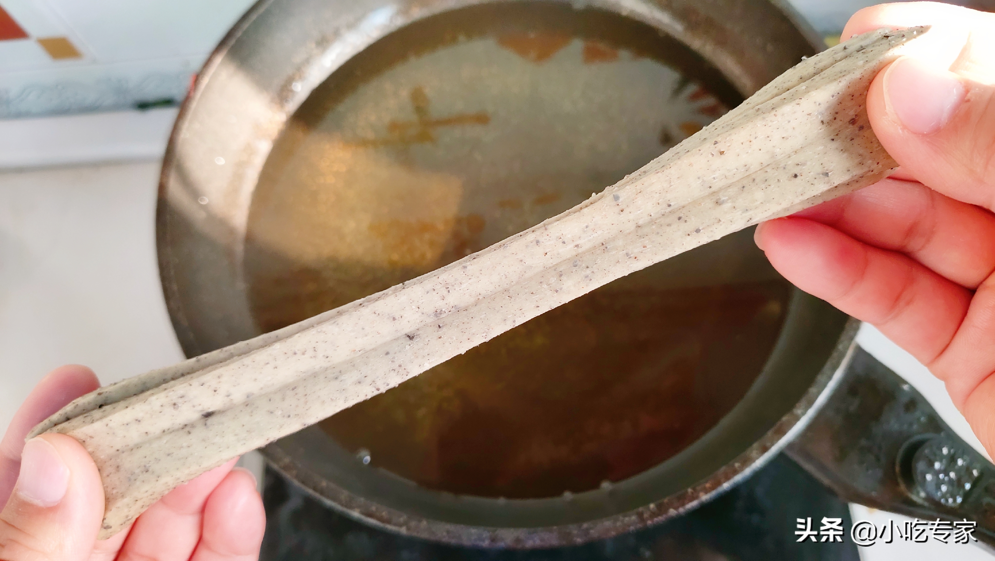 10年面点师详细讲解黑芝麻香酥油条做法，新手也能做的蓬松酥脆