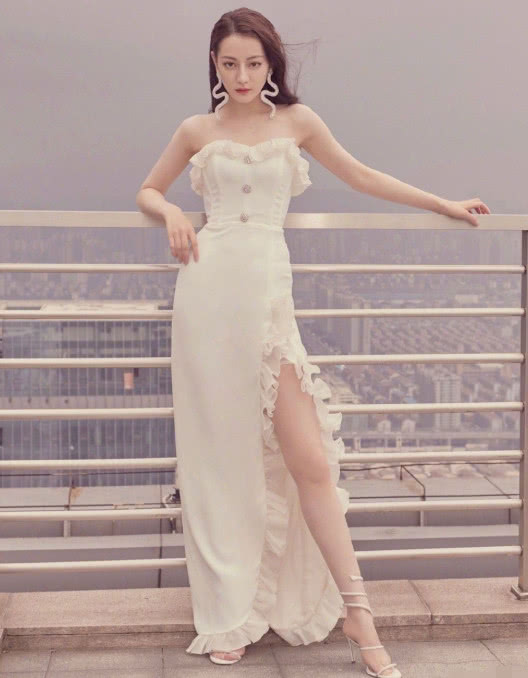 热巴的脚有多小？看清她穿高跟鞋时的大脚趾头