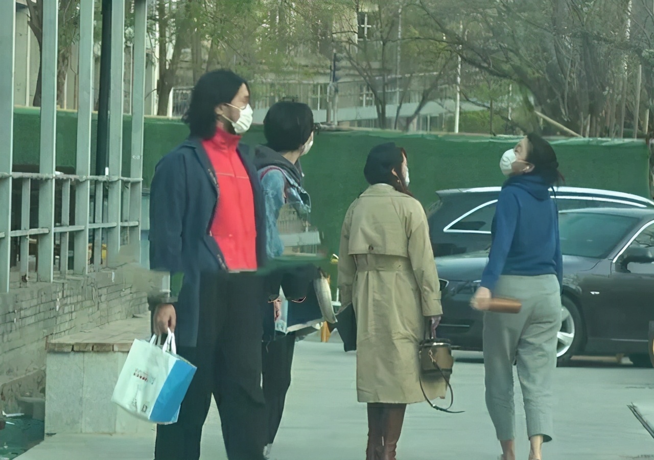 见家长！关谷君与齐溪母女外出就餐，女友为保身材只吃青菜