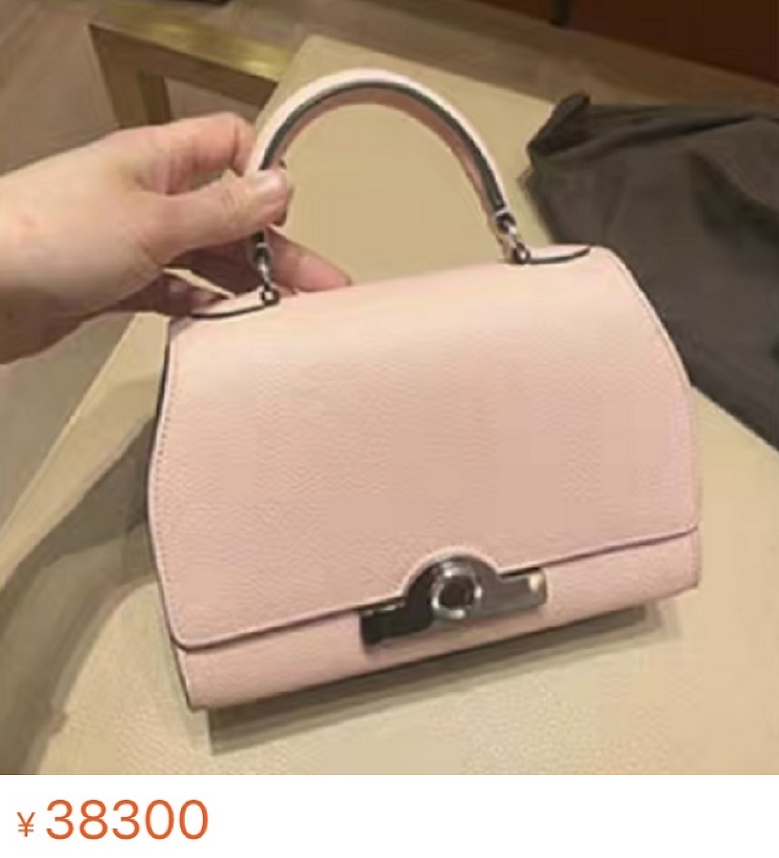 范冰冰打扮精致宛如贵妇，深夜吃大碗鱼子酱，桌上奢侈名包太抢眼