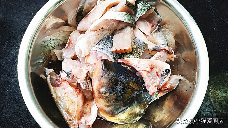 图片[2]-大厨教你家常“鱼火锅”的做法 味道麻辣鲜香 简单易学一看就会-起舞食谱网
