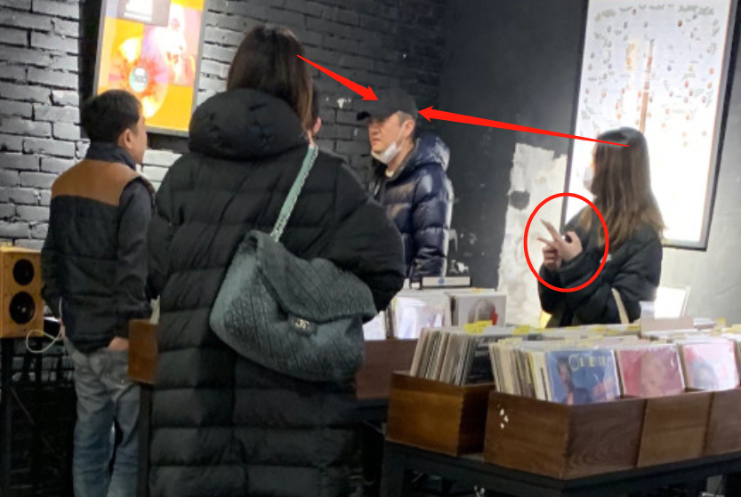 李亚鹏带女儿见女友，“一家三口”逛街显拘谨，李嫣捧手机玩不停
